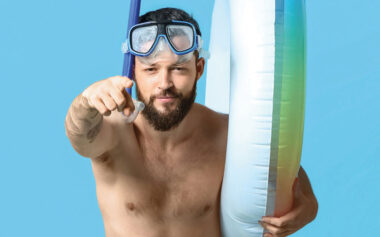 Mann mit Taucherbrille und Schwimmreifen