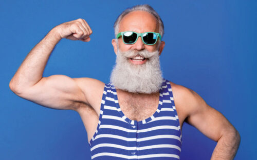 Muskulöser Mann mit weißen Haaren und langem weißen Bart