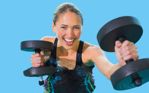 Frau im Wasser mit Hanteln