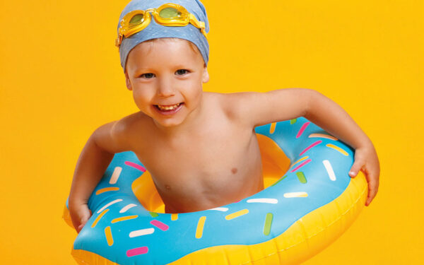 kleiner Junge mit Taucherbrille und Schwimmreifen