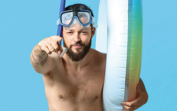 Anfängerkurs Erw. vom 20.10.2025 - 31.10.2025 Mann mit Taucherbrille und Schwimmreifen