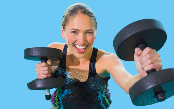 Wassergymnastik Frau im Wasser mit Hanteln