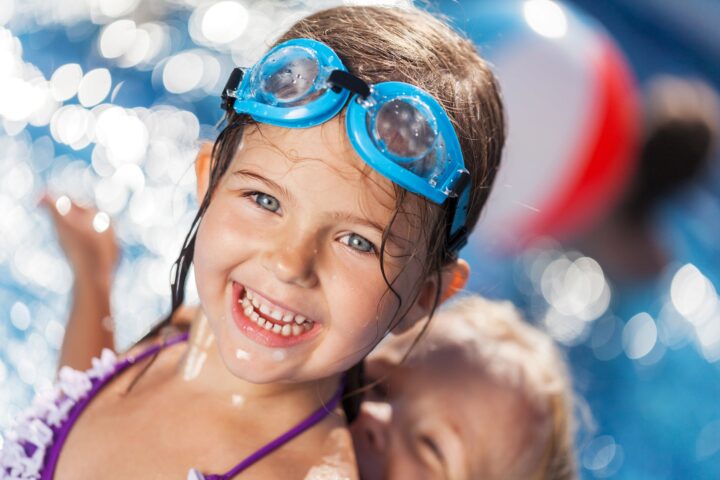 Kind mit Taucherbrille